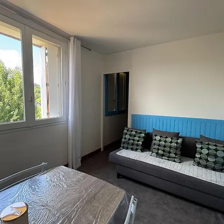 Comfortable At The Foot Of The ウルガット